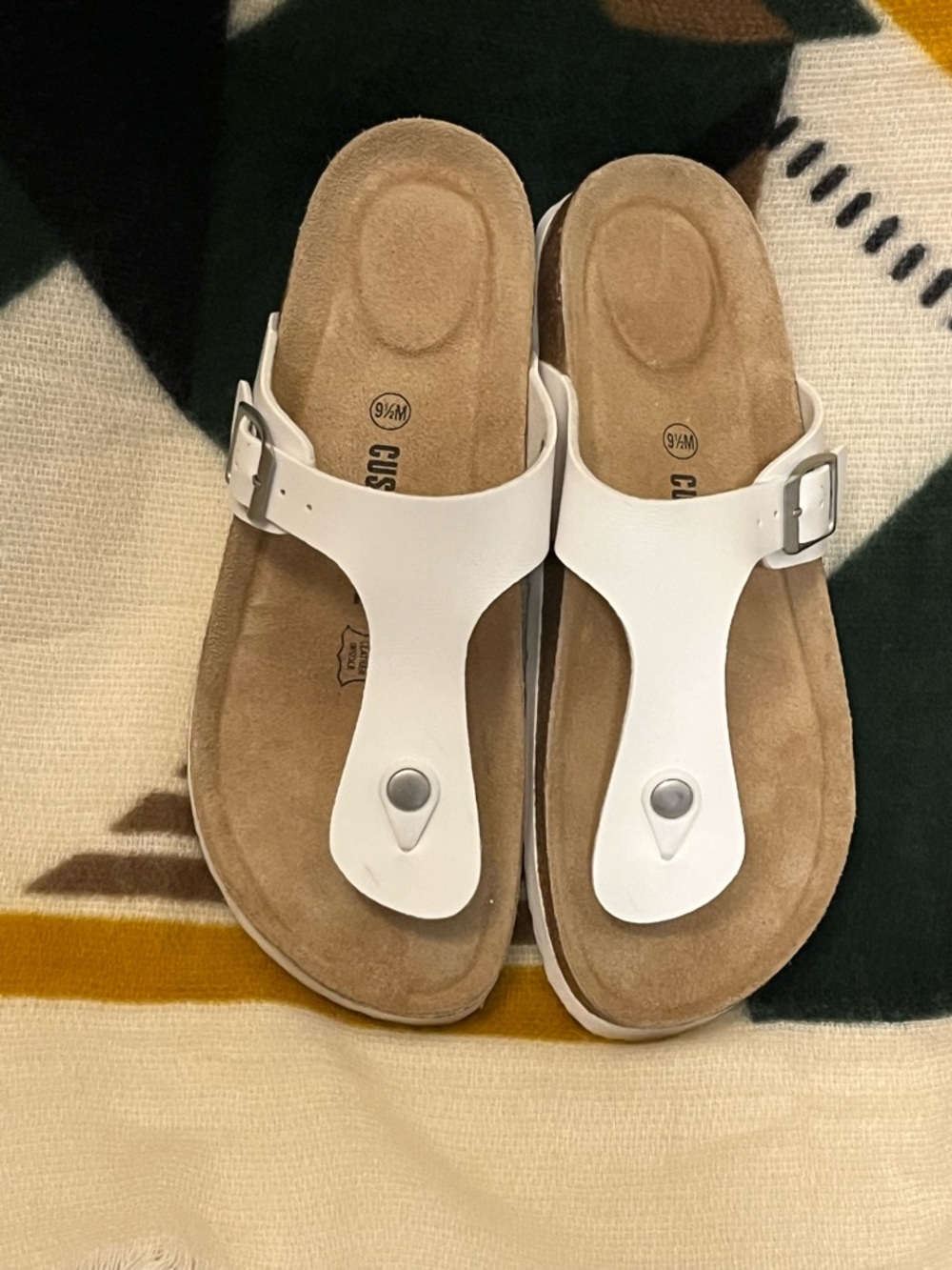 Cushionaire Leah Leather Thong Sandals White Women’s Size 9 1/2M Comfort Beach